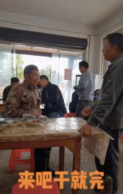 55歲老戲骨消瘦露面！和民工同吃蒼蠅小館無人識，大讚比劇組飯香
