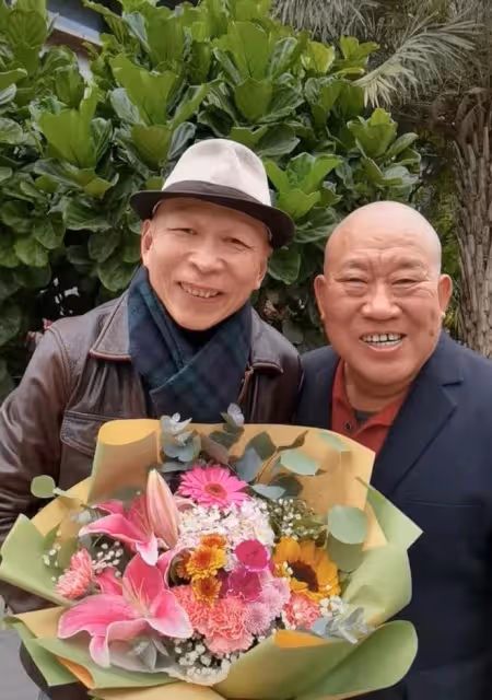 55歲老戲骨消瘦露面！和民工同吃蒼蠅小館無人識，大讚比劇組飯香