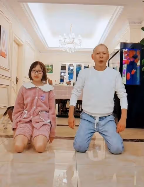 55歲老戲骨消瘦露面！和民工同吃蒼蠅小館無人識，大讚比劇組飯香