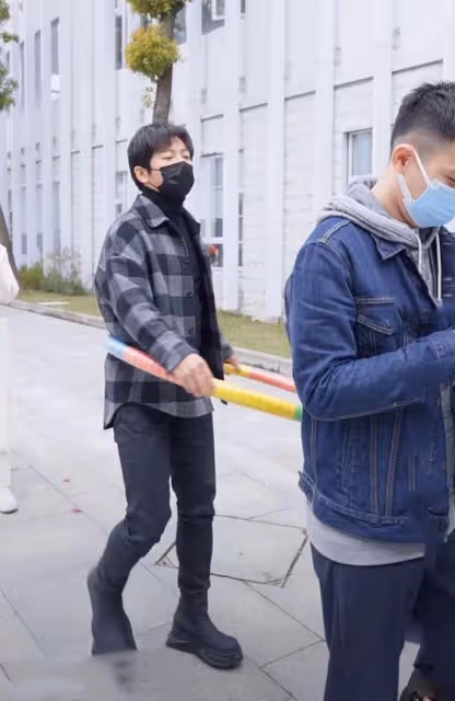 歌手胡海泉惹爭議！邊排隊做核酸邊轉呼啦圈，撞到前方路人還大笑