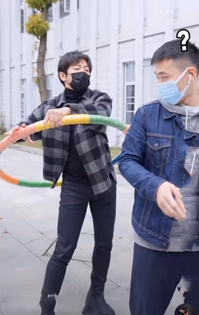 歌手胡海泉惹爭議！邊排隊做核酸邊轉呼啦圈，撞到前方路人還大笑