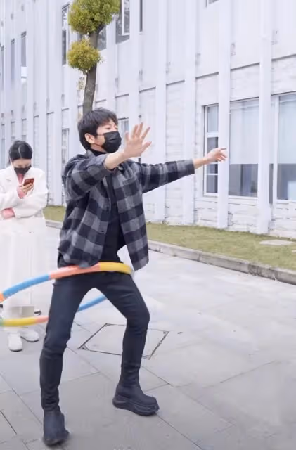 歌手胡海泉惹爭議！邊排隊做核酸邊轉呼啦圈，撞到前方路人還大笑
