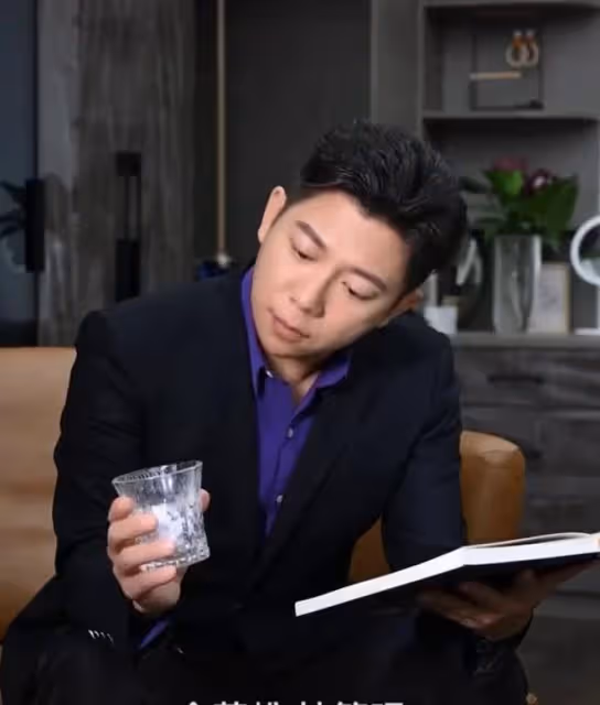 歌手胡海泉惹爭議！邊排隊做核酸邊轉呼啦圈，撞到前方路人還大笑