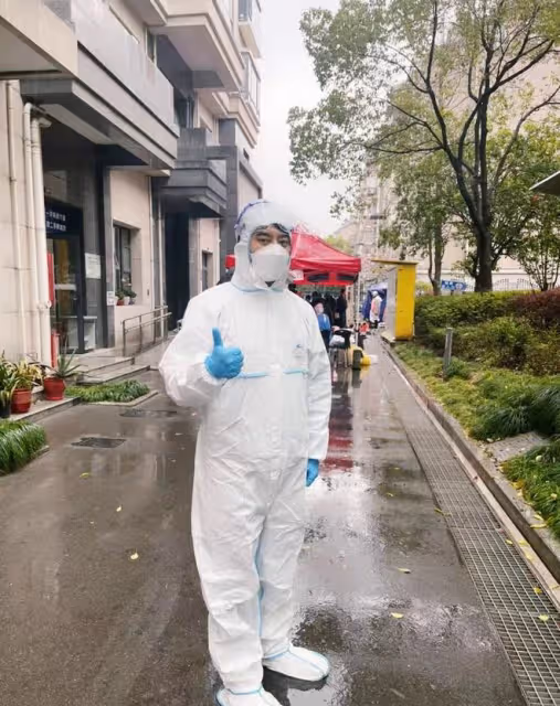 歌手胡海泉惹爭議！邊排隊做核酸邊轉呼啦圈，撞到前方路人還大笑