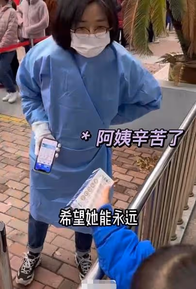歌手胡海泉惹爭議！邊排隊做核酸邊轉呼啦圈，撞到前方路人還大笑