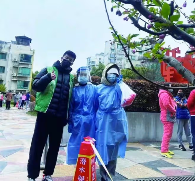 歌手胡海泉惹爭議！邊排隊做核酸邊轉呼啦圈，撞到前方路人還大笑