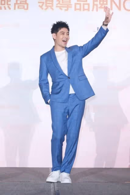 林志穎與舊愛林心如同台撈金！四目相對互開玩笑，妻子在台下觀看