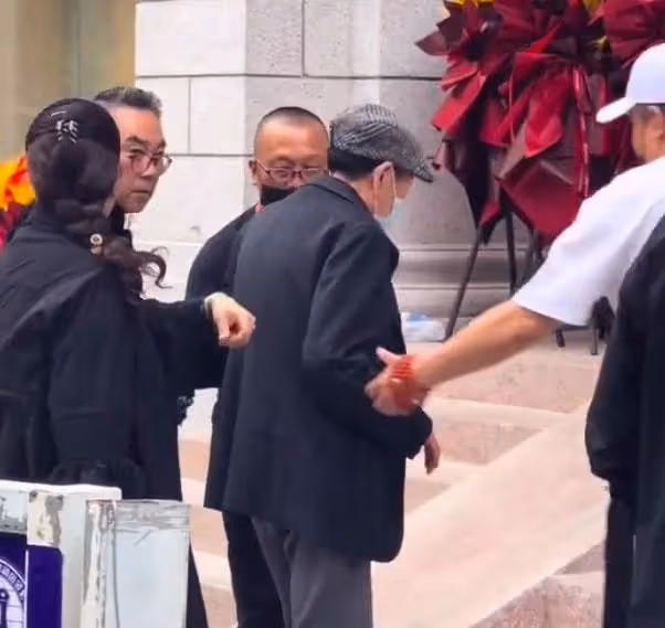 楊少華在家慶90歲大壽！僅擺兩盤餃子桌旁都是藥，和兒子拒絕外出