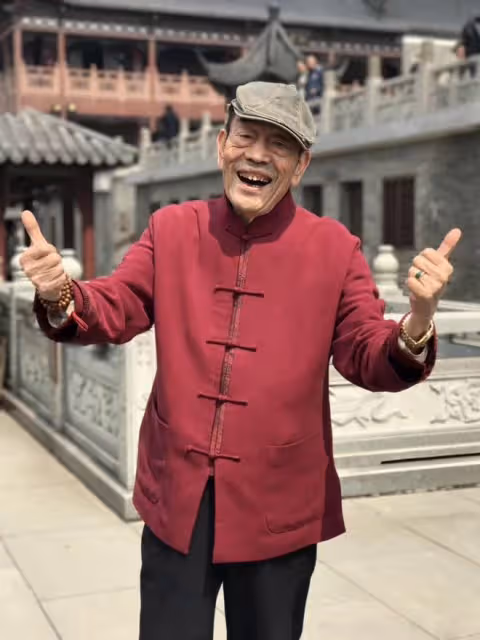 楊少華在家慶90歲大壽！僅擺兩盤餃子桌旁都是藥，和兒子拒絕外出