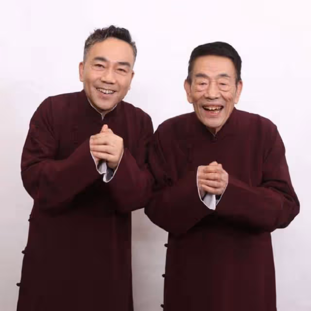 楊少華在家慶90歲大壽！僅擺兩盤餃子桌旁都是藥，和兒子拒絕外出