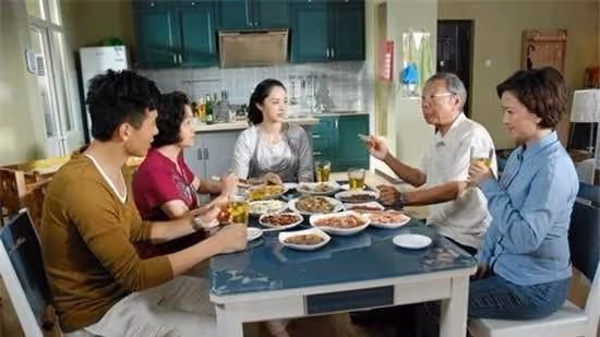 偏心大兒子，老人生病讓小兒子賣房治病，他說這番話，老人淚目