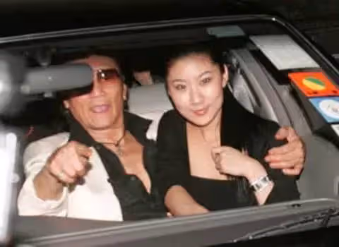 20歲戀上大49歲謝賢,用12年青春換來2000萬,她這麼做值得嗎