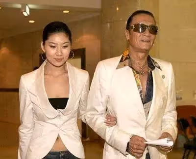 20歲戀上大49歲謝賢,用12年青春換來2000萬,她這麼做值得嗎