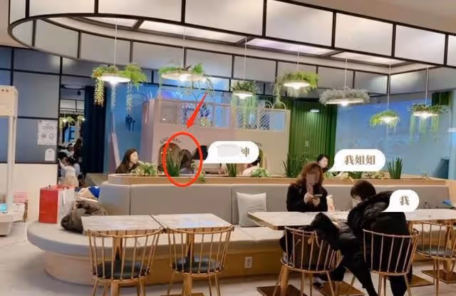 全智賢在江南咖啡廳被粉絲巧遇,身邊的兒子意外成最大焦點