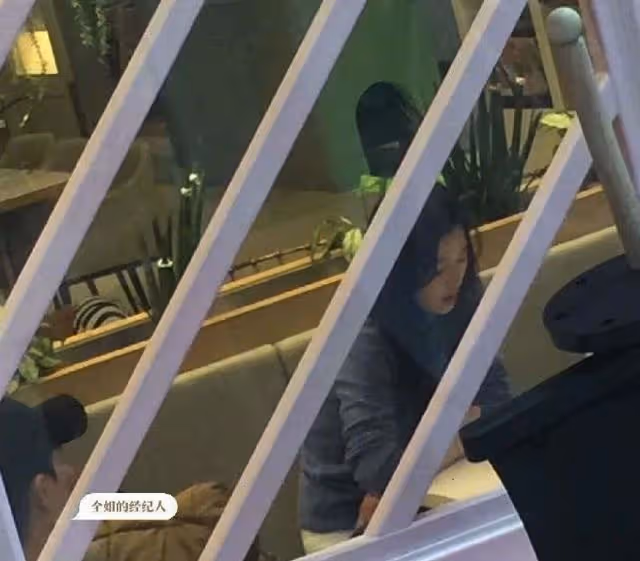 全智賢在江南咖啡廳被粉絲巧遇,身邊的兒子意外成最大焦點