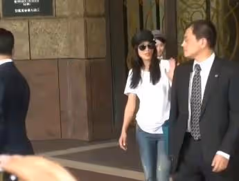 全智賢在江南咖啡廳被粉絲巧遇,身邊的兒子意外成最大焦點