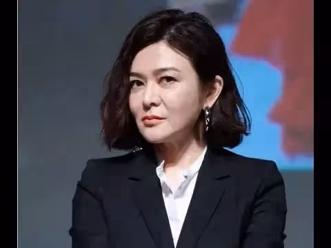 關之琳媽媽罕露面「滿頭白髮氣場卻強大」 「年輕舊照」曝光網驚:原來遺傳自母美貌