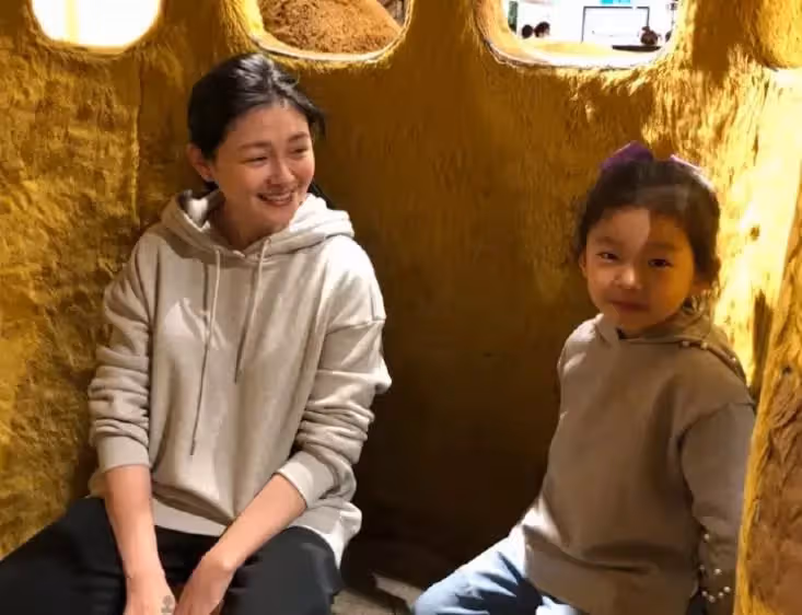 大S女兒小玥兒近照曝光!笑起來眼睛彎彎像月牙,簡直是復製粘貼版大S