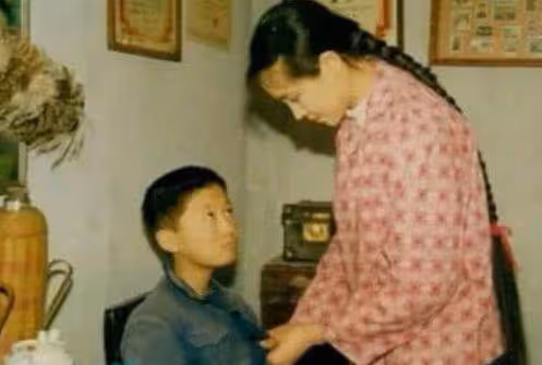 著名童星李傳：9歲成名，父母雙亡留千萬遺產，今卻撿垃圾為生