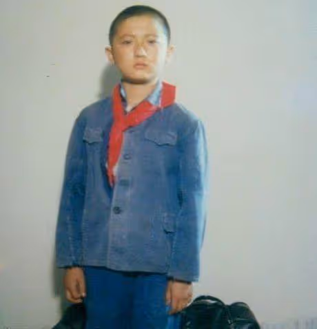 著名童星李傳：9歲成名，父母雙亡留千萬遺產，今卻撿垃圾為生