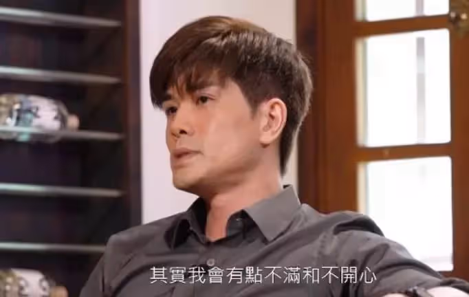 44歲男星首談與鐘嘉欣8年戀情,承認受到傷害,有不滿也有不開心