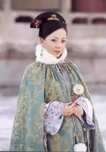 56歲鄧萃雯自幼身世悲慘,先無父母後無家,愛江華如命卻被「算計」落得一世駡名:我自出生就是個意外!