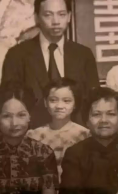 56歲鄧萃雯自幼身世悲慘,先無父母後無家,愛江華如命卻被「算計」落得一世駡名:我自出生就是個意外!