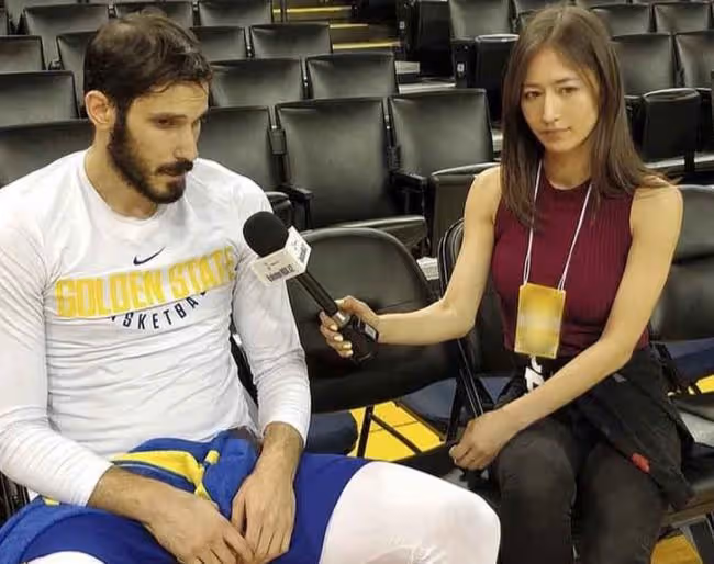 NBA日本美女記者近照，身材絕了！快30歲還有少女感，最愛庫里