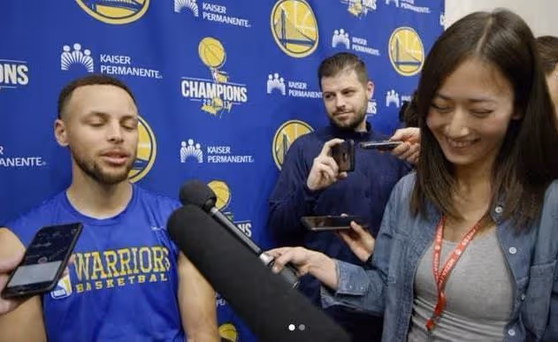 NBA日本美女記者近照，身材絕了！快30歲還有少女感，最愛庫里