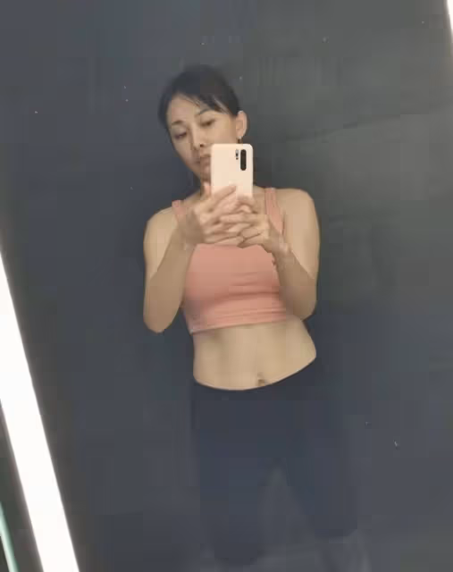 49歲牛莉素顏健身，膚白貌美被贊吃防腐劑，前凸後翹美腿又細又長
