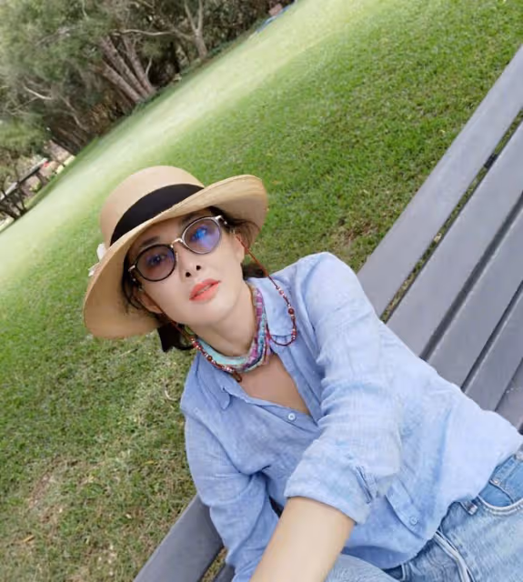 49歲牛莉素顏健身，膚白貌美被贊吃防腐劑，前凸後翹美腿又細又長
