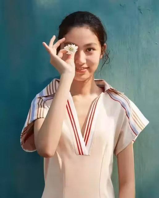 任達華女兒登雜誌！17歲「身高一米八」遺傳老媽模特基因，長相成熟五官大氣「超模範」十足