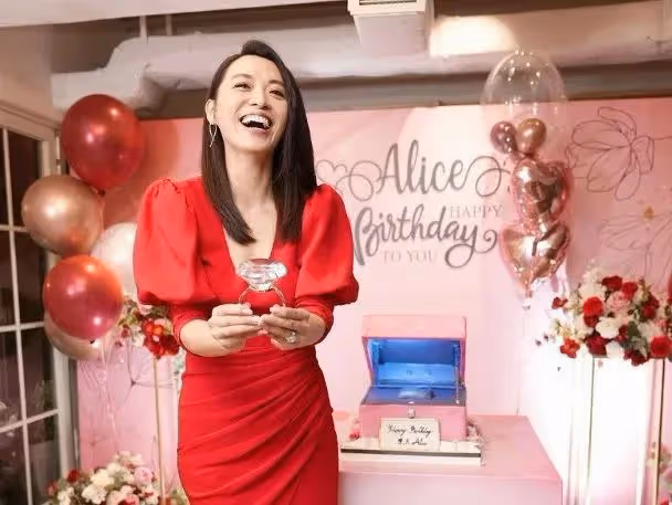 恭喜！TVB花旦開心宣布結婚，醫生男友驚喜求婚，當眾跪地送鑽戒