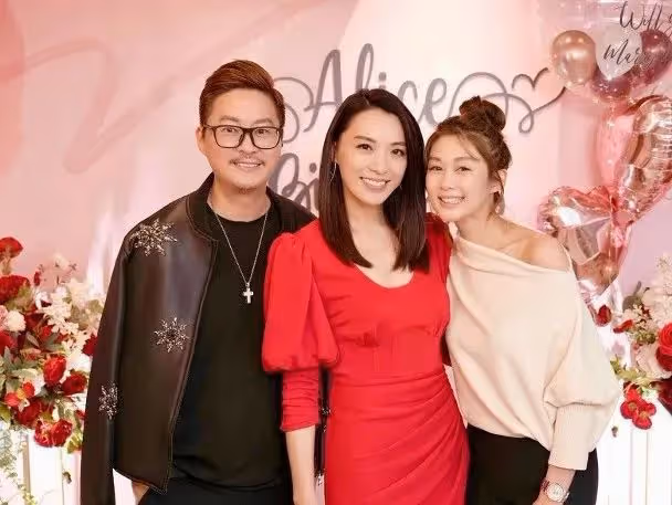恭喜！TVB花旦開心宣布結婚，醫生男友驚喜求婚，當眾跪地送鑽戒