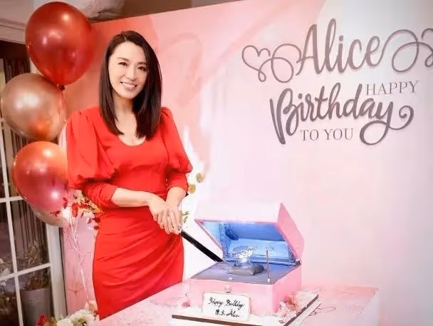 恭喜！TVB花旦開心宣布結婚，醫生男友驚喜求婚，當眾跪地送鑽戒