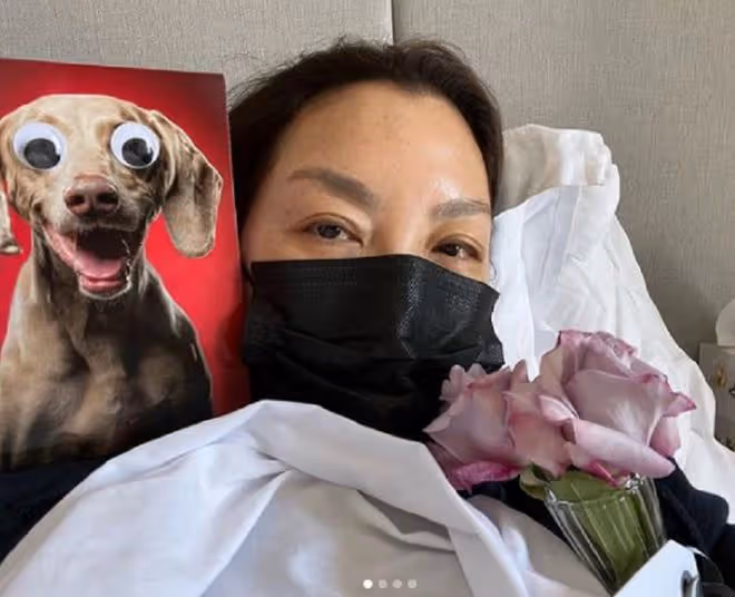 59歲楊紫瓊感染新冠!戴口罩躺床上蓋薄被,兩天前還出席大型聚會