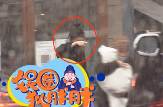 40歲大鵬疑得三胎!老婆低調現身醫院,指揮保姆抱嬰兒上車超謹慎