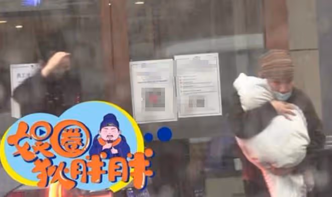40歲大鵬疑得三胎!老婆低調現身醫院,指揮保姆抱嬰兒上車超謹慎