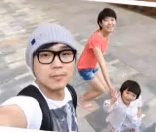 40歲大鵬疑得三胎!老婆低調現身醫院,指揮保姆抱嬰兒上車超謹慎