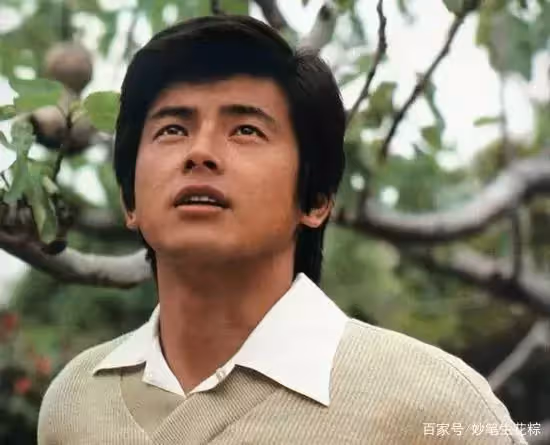 20歲爆紅東南亞！21歲為愛隱退「夫對她許下3個承諾」　至今「沒違背一項」相愛相守42年