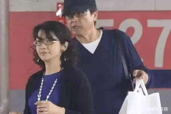 20歲爆紅東南亞！21歲為愛隱退「夫對她許下3個承諾」　至今「沒違背一項」相愛相守42年