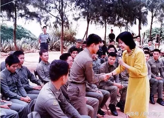 女神的眷顧！當年被「鄧麗君親過的士兵」3天只洗半邊臉，親吻照隨身帶，今現狀爆光惹人羨