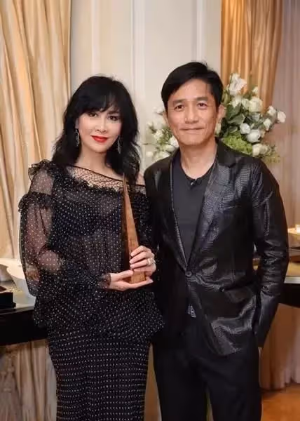 舒淇去劉嘉玲家做客！中途鬧肚子去廁所 劉嘉玲當場「讓人砸了馬桶」：簡直無法忍