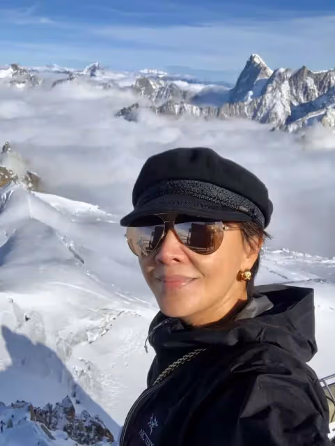 不愧是女王！53歲劉嘉玲無任何懼怕，素顏自拍照「從不用濾鏡」，蠟黃肌膚明顯，但膚質細膩