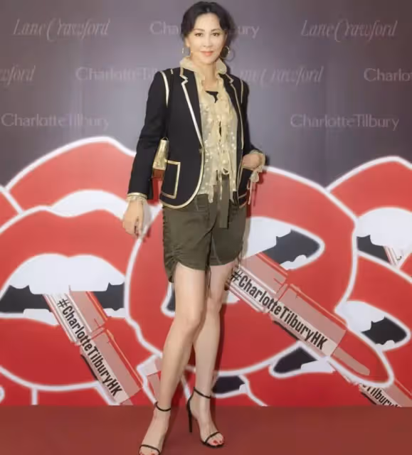 不愧是女王！53歲劉嘉玲無任何懼怕，素顏自拍照「從不用濾鏡」，蠟黃肌膚明顯，但膚質細膩