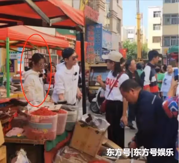還珠女神人氣高！林心如街頭買水果，打扮樸素接地氣，「撒嬌砍價」遭眾人圍觀