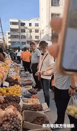 還珠女神人氣高！林心如街頭買水果，打扮樸素接地氣，「撒嬌砍價」遭眾人圍觀