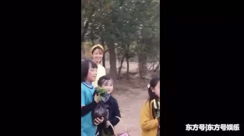 還珠女神人氣高！林心如街頭買水果，打扮樸素接地氣，「撒嬌砍價」遭眾人圍觀