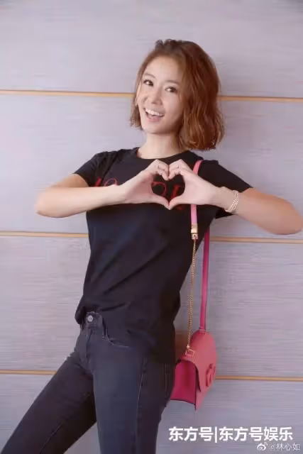 還珠女神人氣高！林心如街頭買水果，打扮樸素接地氣，「撒嬌砍價」遭眾人圍觀