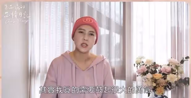 賈靜雯弟媳化療後露面！眉毛稀疏化濃妝遮掩，胸口大塊疤搶鏡